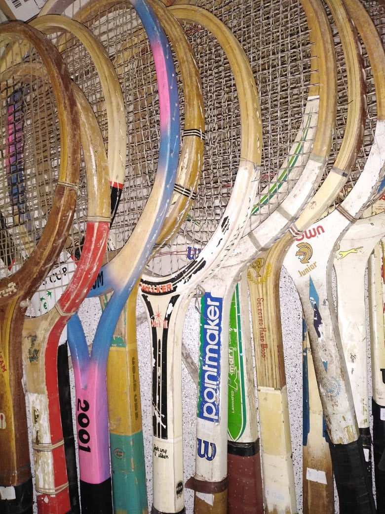 Raqueta de madera –